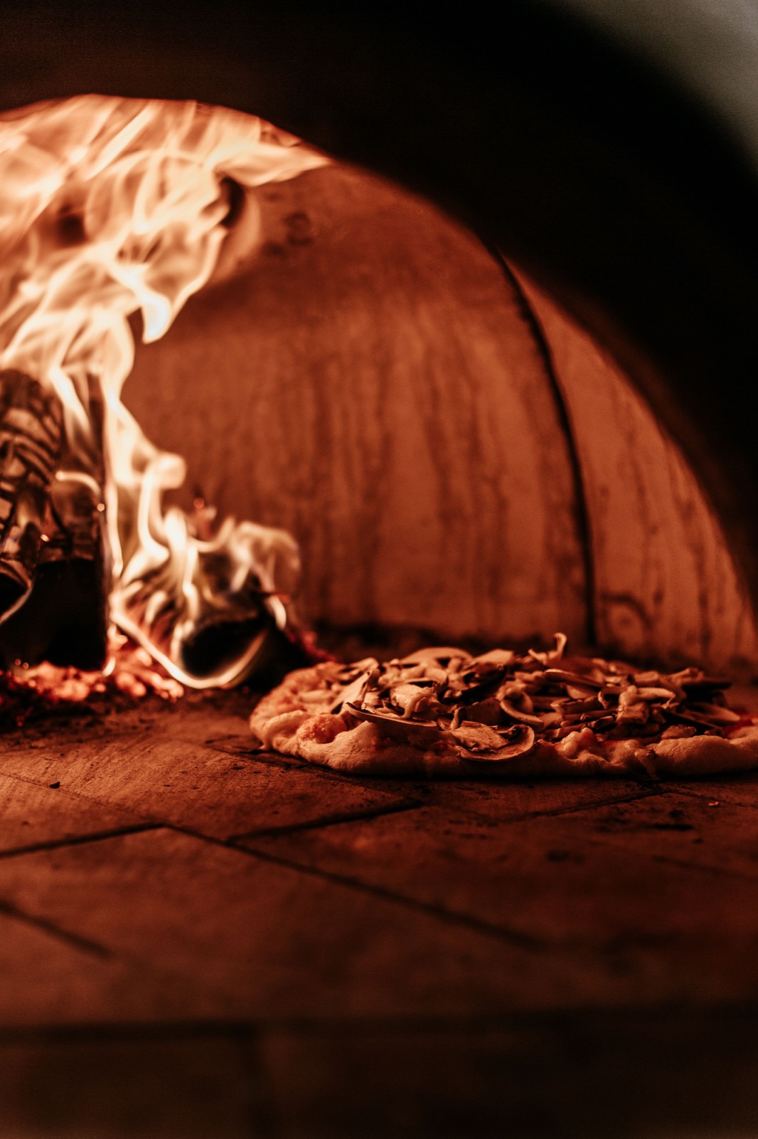 Imagem ilustrativa de pizza assando em forno; não é uma fotografia da Tomato.